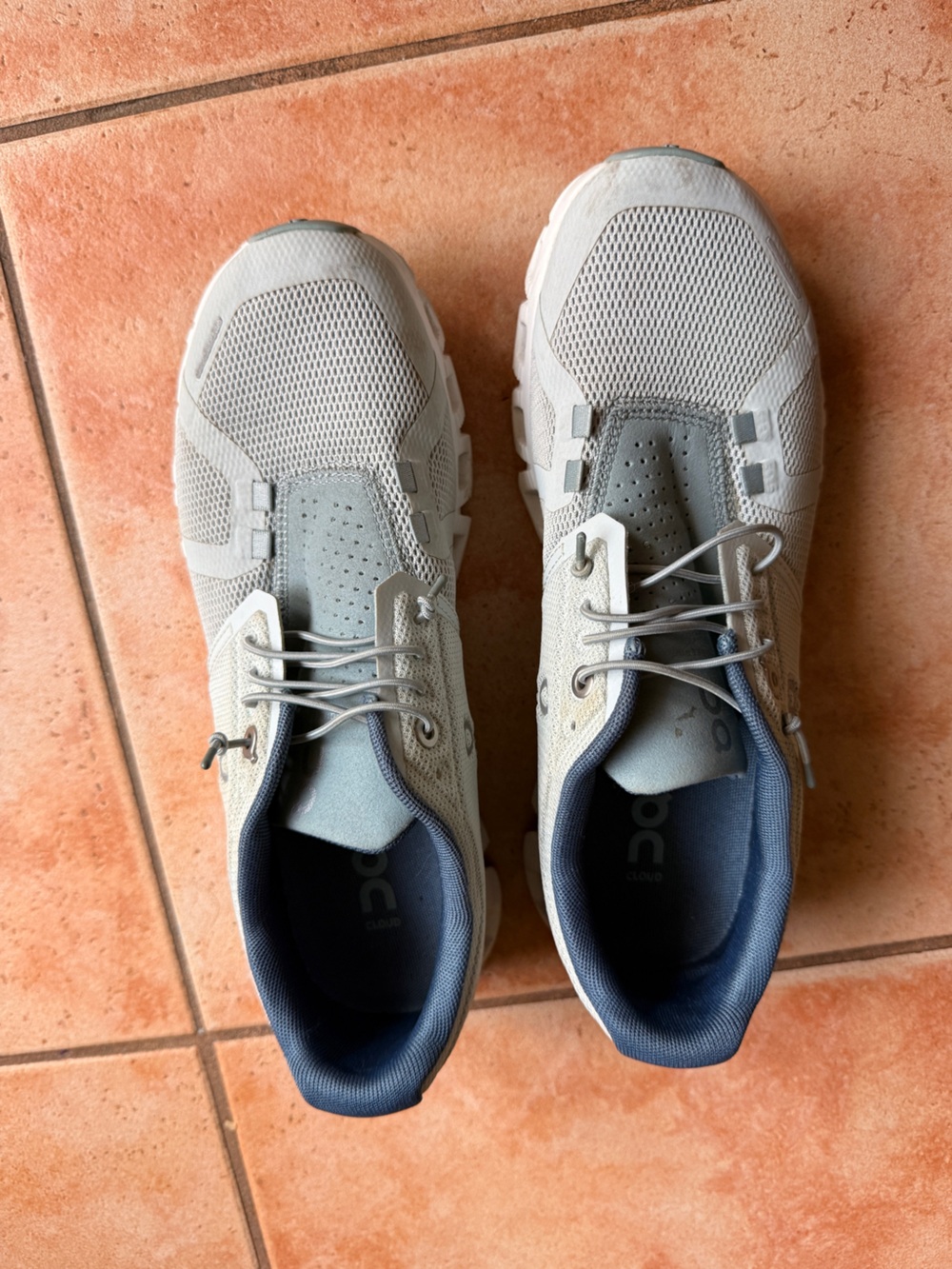On Running Cloud shoes - Picture 2 of 5
